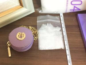 ジップロックに入った塩と持ち塩ケース