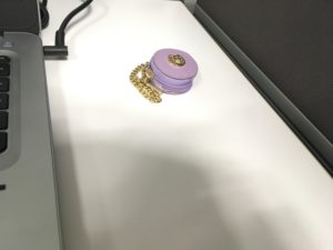 デスクに置いた持ち塩ケース