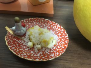 グレープフルーツの皮と塩を混ぜた盛り塩