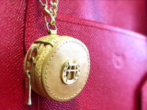 ゴールドの持ち塩ケース写真