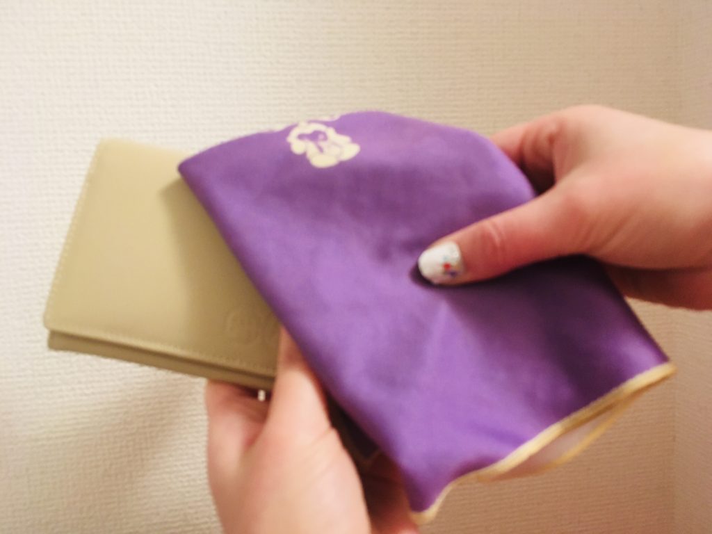 財布をラベンダークロスで拭いている