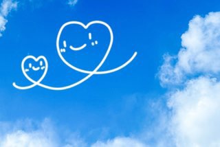 青空に浮かぶ笑顔の夫婦