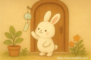 かわいい木の玄関に、小さな風鈴をかけているこまちちゃん。