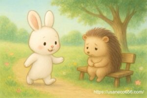 やさしの森の朝、花の香りただよう小道で、白うさぎのこまちちゃんが歩く先にベンチでしょんぼりするはりねずみさん。青空と緑の光に包まれた優しい風景のパステル調イラスト