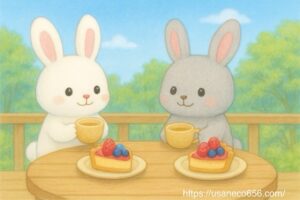 やさしの森にある木の温もりのカフェでお茶を楽しむ白うさぎこまちちゃんと灰色うさぎめいたくん