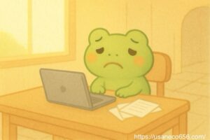 カエルのけろすけさん（かわいい小動物キャラクター風）。デスクに座り、少しうなだれて落ち込んでいる表情。 