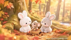 秋のやさしの森の大きな木の下で、こまちちゃん、めいたくん、ねずみさんの3匹が木の実を囲み、仲良く笑い合っている様子